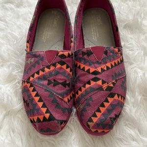 Toms in fuschia geo print - size 6